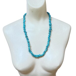 Puede incluir: Un collar de una sola hebra compuesto por numerosas cuentas de turquesa peque&ntilde;as, irregulares y pulidas. Las cuentas presentan un color azul cian vibrante con patrones de matriz oscuros en forma de red en toda su superficie.