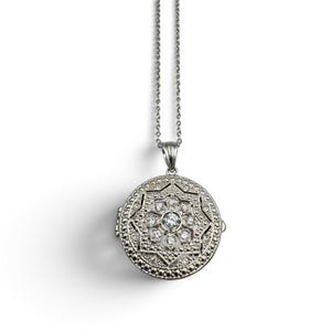 Collana vintage anni '90 Avon con diffusore di aromi a medaglione, in metallo argentato con strass e filigrana aperta, per la diffusione di oli essenziali, con catena da 15,5 pollici (39,4 cm). Firmata.