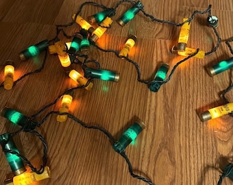 Zabytkowe 46-stopowe żółto-zielone lampki choinkowe Remington Diana w kształcie naboju do strzelby, kowbojskie lampki świąteczne w jaskini mężczyzny, kabina myśliwska