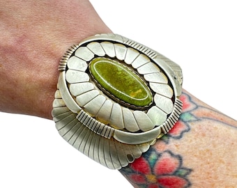 Brazalete vintage Navajo de turquesa Cerrillos de Nuevo México, anterior a la década de 1960, 6.5 pulgadas, 73 gramos. Brazalete vintage Navajo de turquesa verde, brazalete grueso.