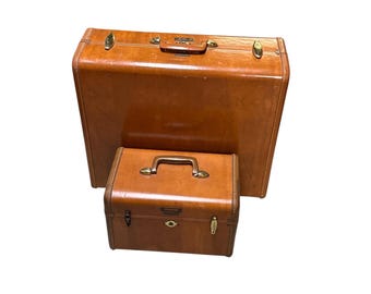 Brązowa walizka Samsonite Streamlite Hard Shell z lat 50. XX wieku i walizka na pociąg. Brązowa walizka z twardą skorupą i walizka na pociąg z lat 50. XX wieku w stylu retro z imitacji skóry.