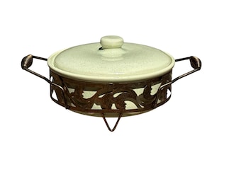 Vintage Mid Century 1950s Bauer Monterey Moderne Pistachio Pale Green 1.5 Qt Round Covered Casserole with Stand Pistacho Avocado Kitchen