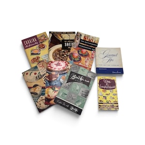 Puede incluir: Una colección de libros de cocina y folletos antiguos con varios títulos, incluyendo Cooking The Modern Way, 200 Delicious Soup Recipes, The Westinghouse Refrigerator Book, Gourmet Tips, Crinkle Tie Craft y Wines for Everyday Enjoyment.