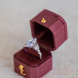 Caja para anillos de lino biselado color vino borgoña con cierre dorado, caja para anillos antigua, caja para anillos vintage, caja para anillos pequeña, anillo de compromiso, cierre con bisagra