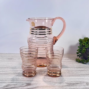 Vintage boho Tsjechische glazen karafset – 2 liter kan met 2 glazen, lichtroze en goud, handgeblazen, retro barwagen uit de jaren 60, chique stijl