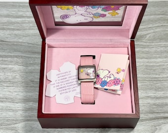 Reloj Fossil Snoopy vintage COMO NUEVO: Edición limitada 778/2000, raro y en perfecto estado, en caja de madera, cuero rosa.
