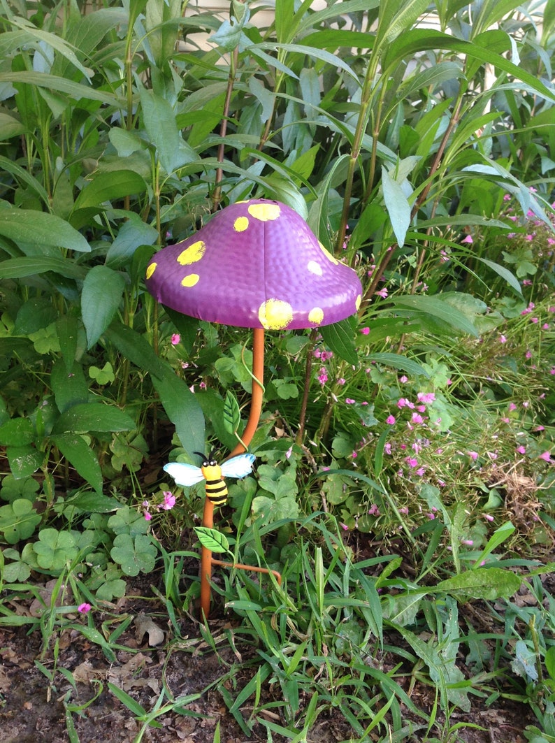 BRIGHT COLOURFUL METAL MUSHROOMS TOADSTOOLS STAKES SET OF 6 GARDEN ORNAMENTS