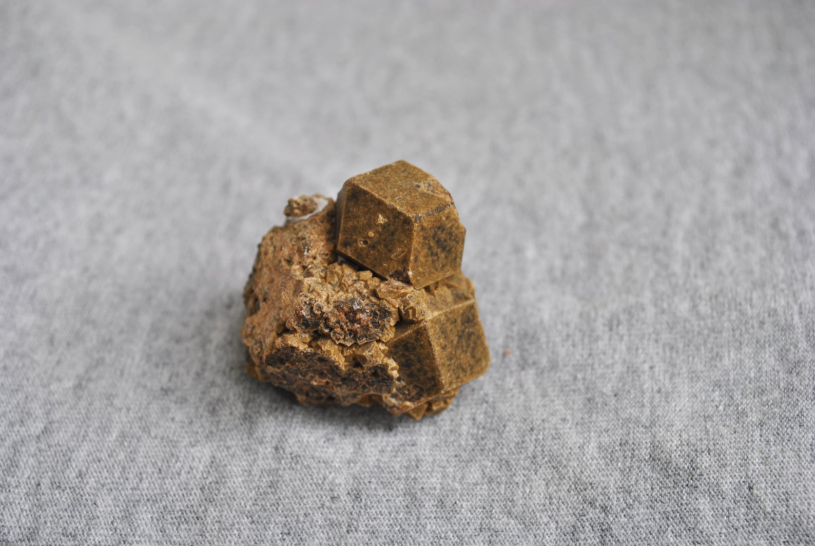 Изумруд герцога девонширского. Кристаллы минерала лазурит. Камень мерит. Плещеево озеро переславль синий камень. Камни драгоценные и полудрагоценные.