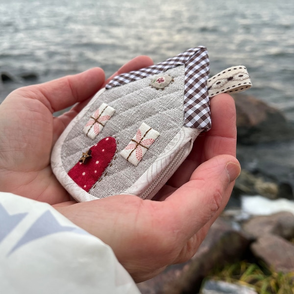 Tiny House key pouch holder, coin purse pattern, Patchwork Quilting Hand Sewing tutorial, Downloadable PDF Digital