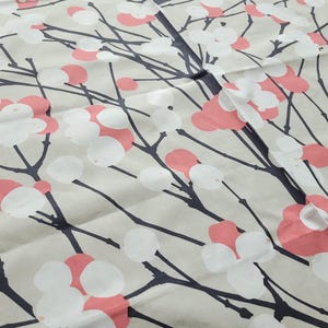 Tela Marimekko Lumimarja por media yarda, tela escandinava de árboles a gran escala en beige, coral y gris oscuro, nueva tela de diseño de algodón imagen 5