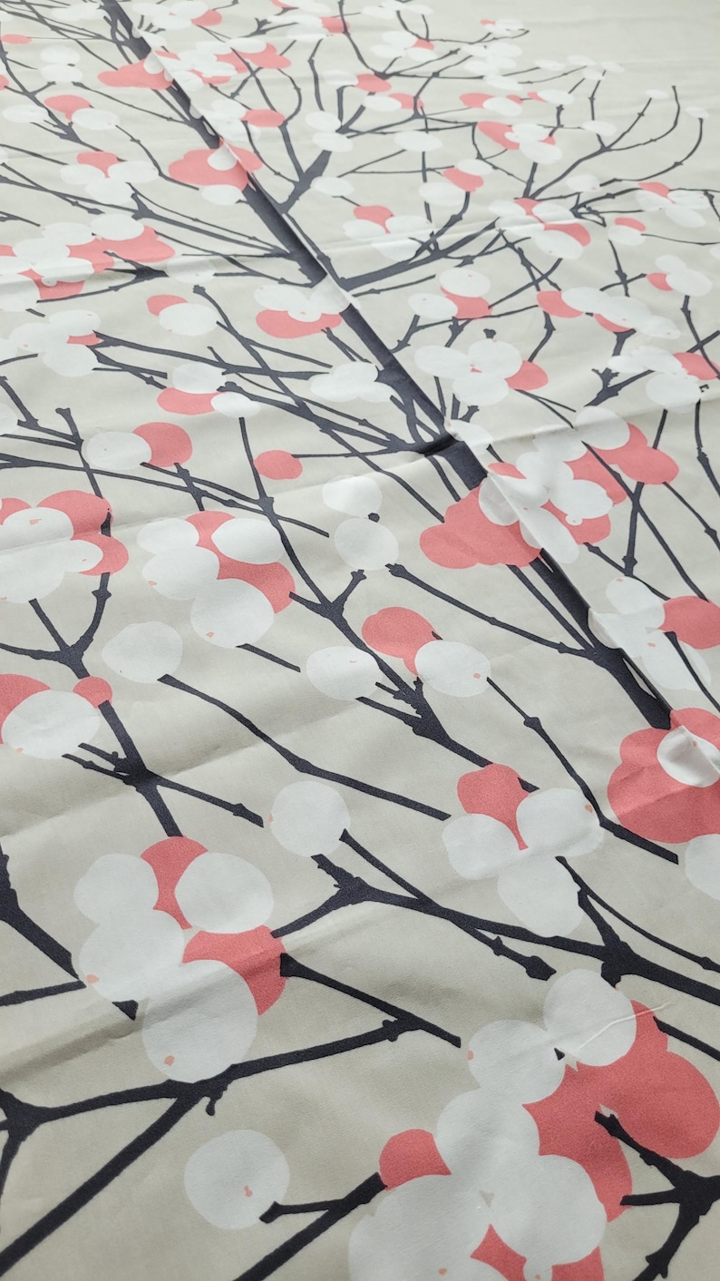 Tela Marimekko Lumimarja por media yarda, tela escandinava de árboles a gran escala en beige, coral y gris oscuro, nueva tela de diseño de algodón imagen 5