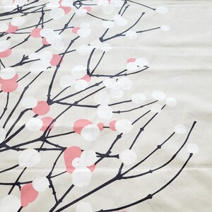 Tela Marimekko Lumimarja por media yarda, tela escandinava de árboles a gran escala en beige, coral y gris oscuro, nueva tela de diseño de algodón imagen 4