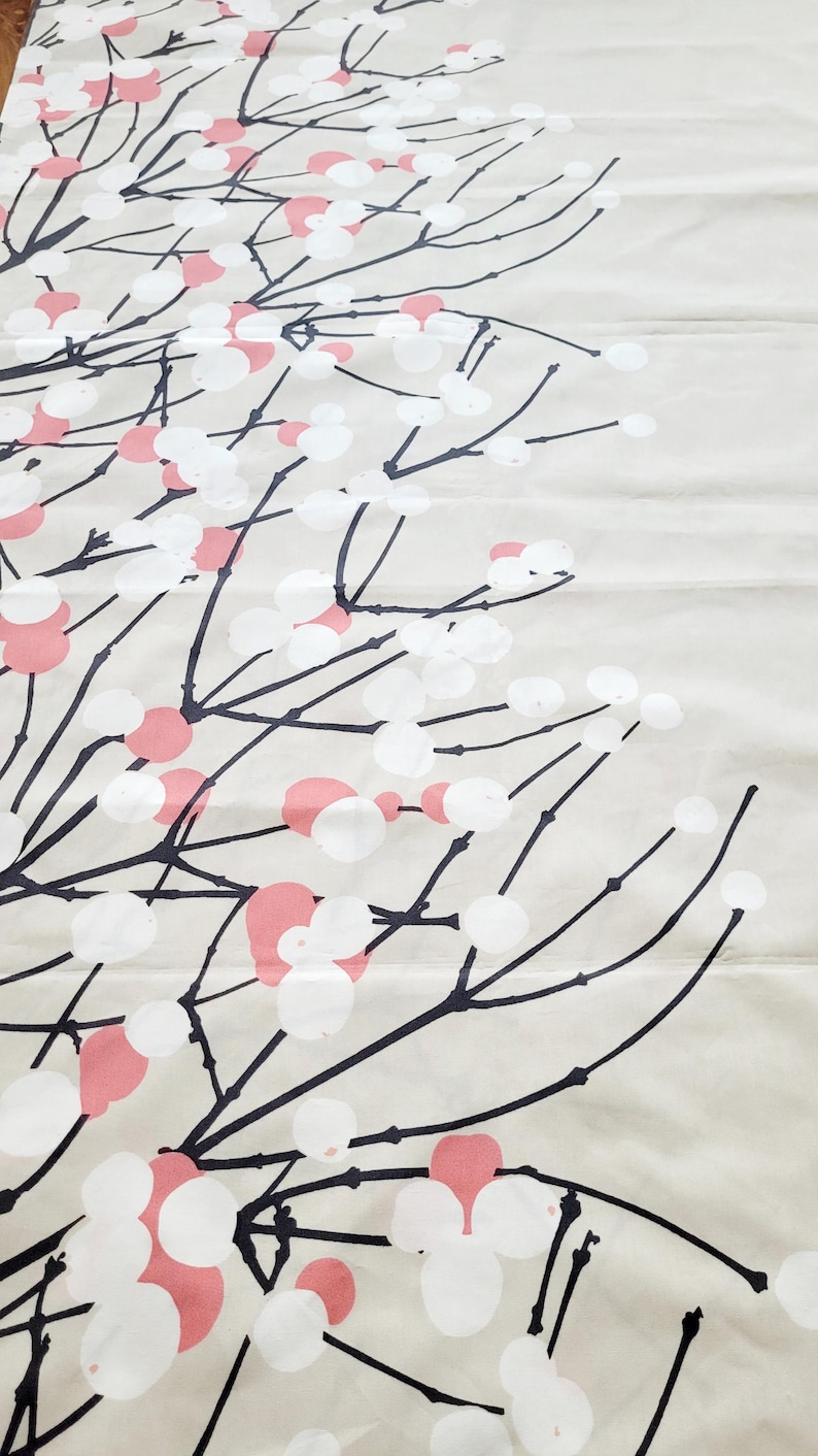 Tela Marimekko Lumimarja por media yarda, tela escandinava de árboles a gran escala en beige, coral y gris oscuro, nueva tela de diseño de algodón imagen 4