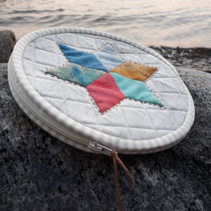 Pochette ronde à fermeture éclair en patchwork scandinave - Étoile cousue à la main - Trousse à maquillage matelassée - Sac à projet de couture - Cadeau pour elle