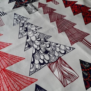 Tela moderna Marimekko Kuusikossa a media yarda, tela gráfica escandinava de diseño navideño