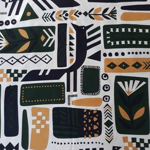 Op de afbeelding: Witte stof met een herhaald patroon van gestileerde dieren, geometrische vormen en botanische elementen in marineblauw, donkergroen en beige. Het ontwerp omvat vossen, vogels, driehoeken en rechthoeken.