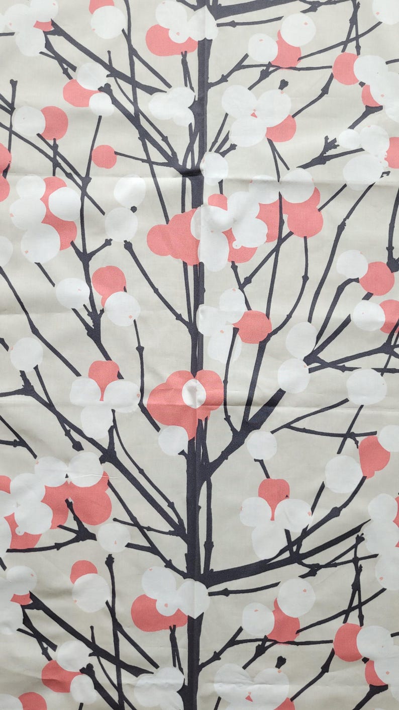 Tela Marimekko Lumimarja por media yarda, tela escandinava de árboles a gran escala en beige, coral y gris oscuro, nueva tela de diseño de algodón imagen 1
