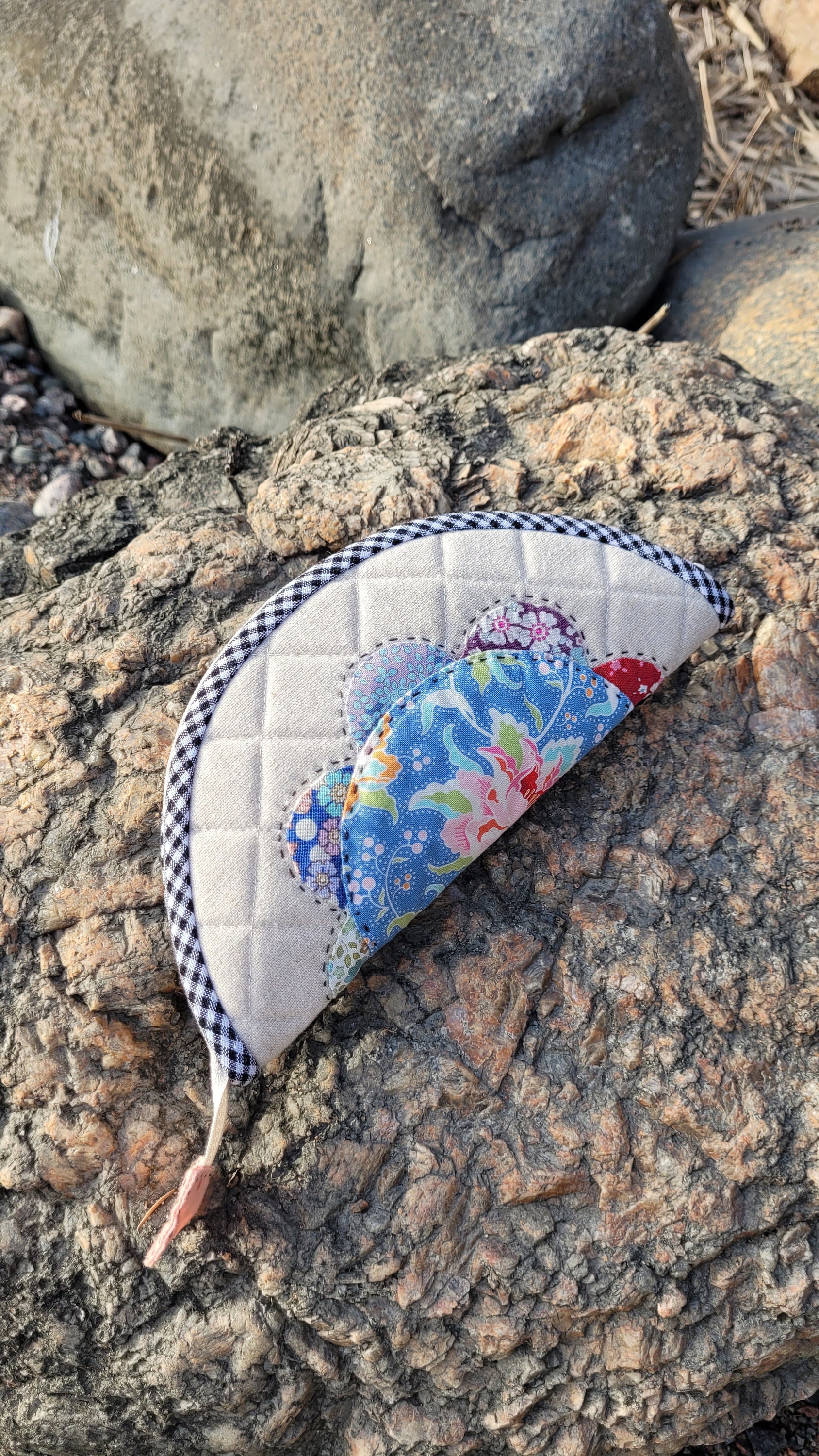 Handmade Linen & Tilda Fabric Sewing Organizer Pouch – Semicircle Travel Case with Pincushion, Spool Holders, and Scissor Pocket