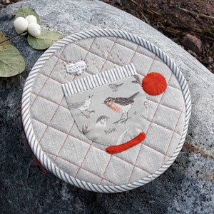 Borsa rotonda con cerniera patchwork con una tazza da tè e un uccello, borsa per cosmetici in lino beige-arancio, regalo di cucito