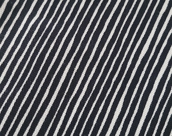 Marimekko Polsterstoff Varvunraita, moderne schwarz-weiß gestreifte skandinavische Designerleinwand