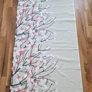 Tela Marimekko Lumimarja por media yarda, tela escandinava de árboles a gran escala en beige, coral y gris oscuro, nueva tela de diseño de algodón imagen 8