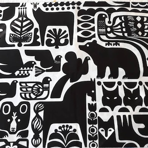 Puede incluir: Tela en blanco y negro con un patrón repetido de animales y plantas estilizados. El diseño incluye pájaros, osos, ciervos y flores.