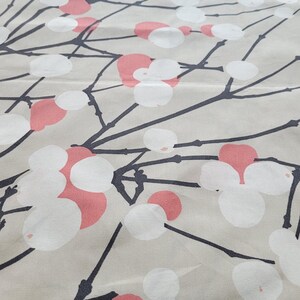 Tela Marimekko Lumimarja por media yarda, tela escandinava de árboles a gran escala en beige, coral y gris oscuro, nueva tela de diseño de algodón imagen 2