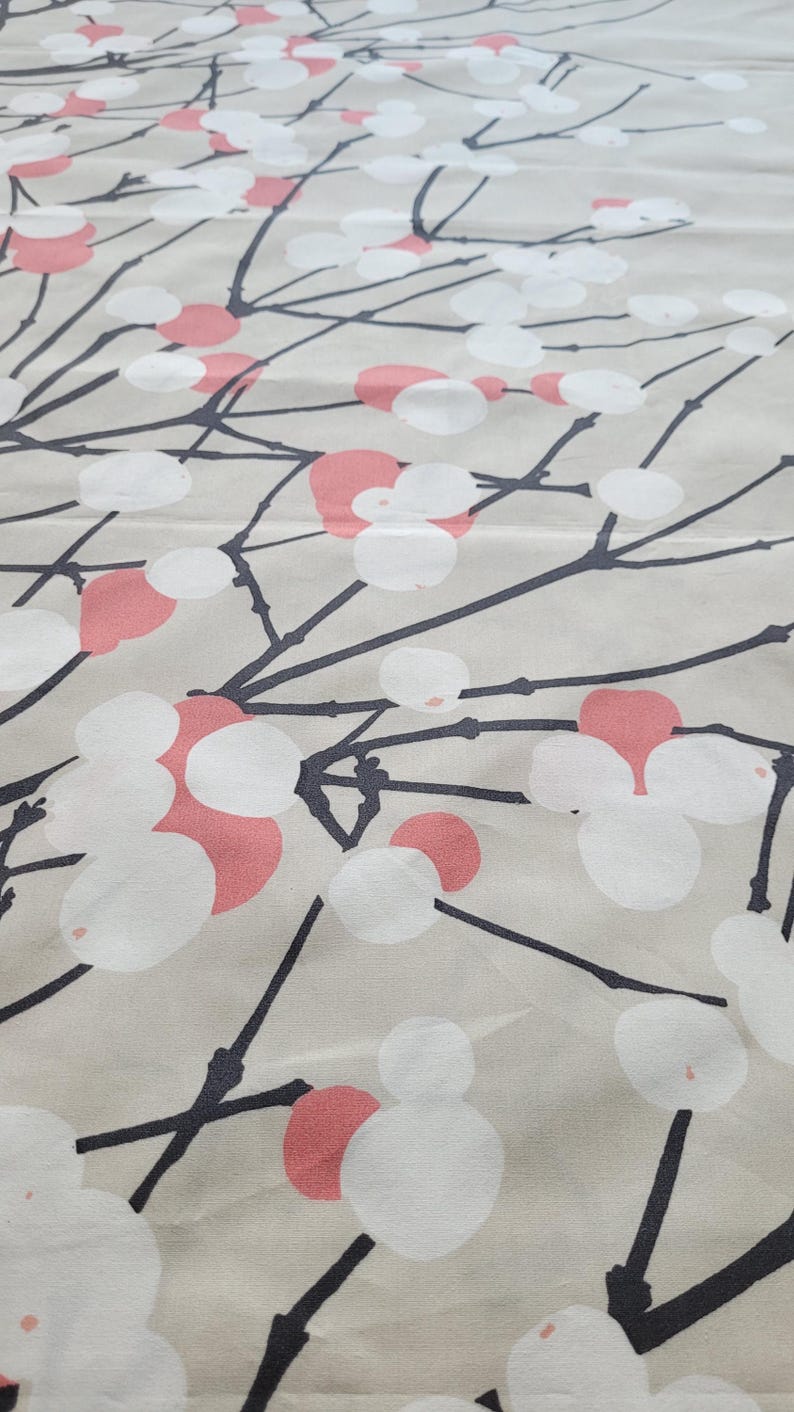Tela Marimekko Lumimarja por media yarda, tela escandinava de árboles a gran escala en beige, coral y gris oscuro, nueva tela de diseño de algodón imagen 2