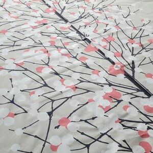Tela Marimekko Lumimarja por media yarda, tela escandinava de árboles a gran escala en beige, coral y gris oscuro, nueva tela de diseño de algodón imagen 6