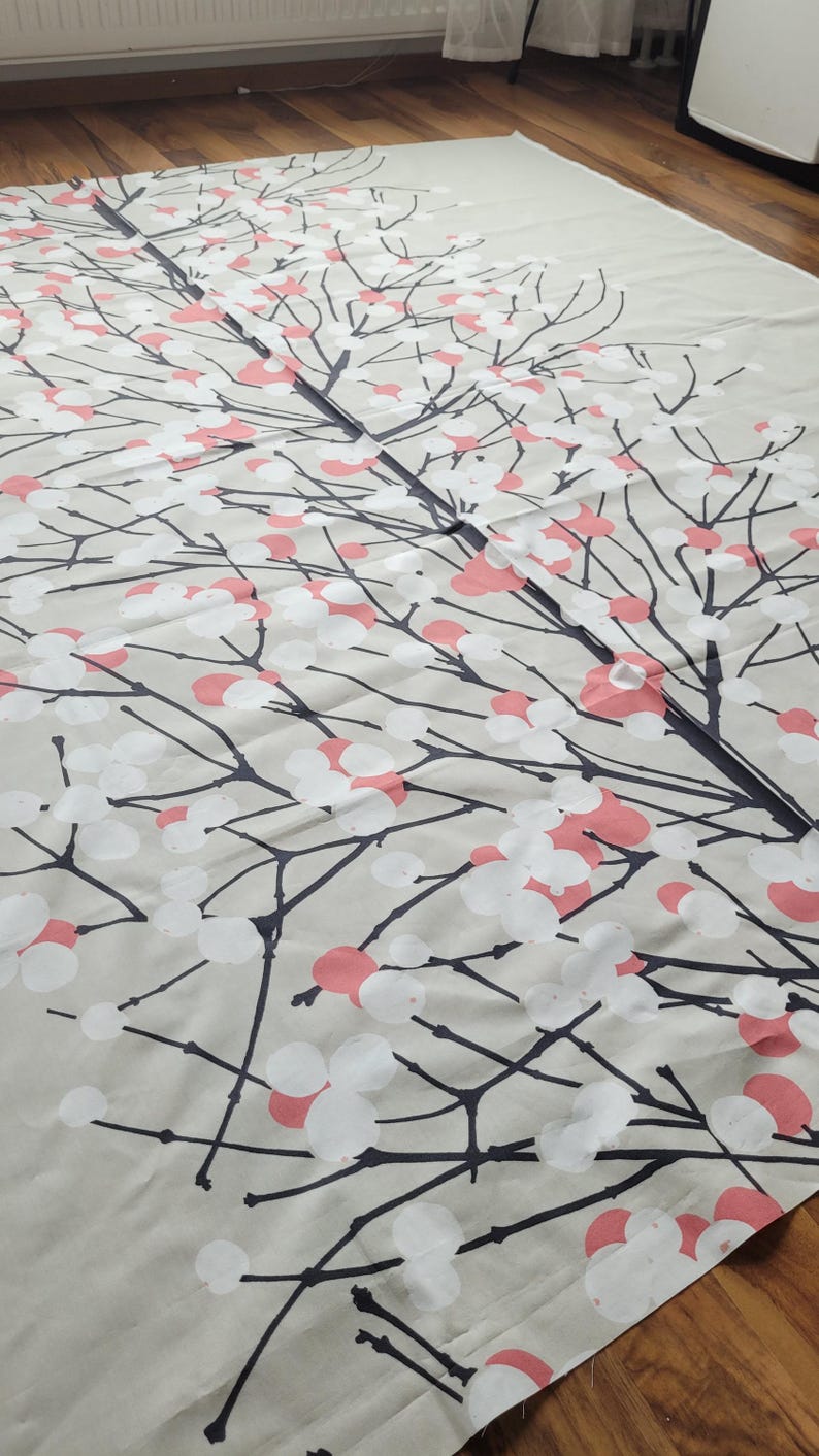 Tela Marimekko Lumimarja por media yarda, tela escandinava de árboles a gran escala en beige, coral y gris oscuro, nueva tela de diseño de algodón imagen 6