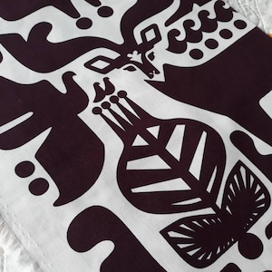 Tela moderna Marimekko Kanteleen Kutsu en ciruela, folclore escandinavo diseñador gráfico de animales piezas de tela