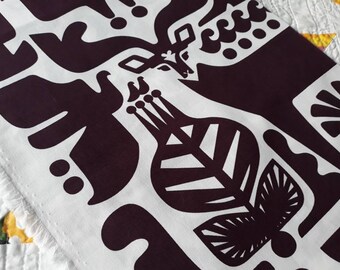 Tela moderna Marimekko Kanteleen Kutsu en ciruela, folclore escandinavo diseñador gráfico de animales piezas de tela