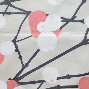 Tela Marimekko Lumimarja por media yarda, tela escandinava de árboles a gran escala en beige, coral y gris oscuro, nueva tela de diseño de algodón imagen 7