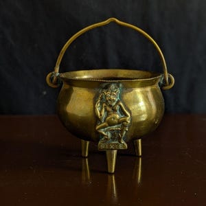 Caldero miniatura de latón vintage con forma de duendecillo y rodillas, para brujas y altar.