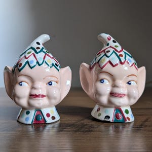 Figura vintage artesanal hecha a mano de duende Pixie, salero y pimentero de porcelana de mediados de siglo, de cerámica, para Navidad.