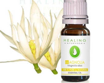 Könnte beinhalten: Eine braune Glasflasche mit Magnolia alba ätherischem Öl mit einem weißen Etikett, auf dem "HEALING AYURVEDA MAGNOLIA Magnolia alba 100% PURE & NATURAL ESSENTIAL OIL" steht. Die Flasche steht auf einem weißen Hintergrund mit einer weißen Blume im Hintergrund.