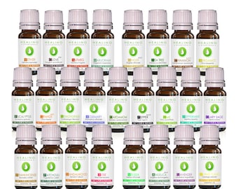 Könnte beinhalten: Eine Sammlung von 25 ätherischen Ölflaschen, die mit dem Namen des Öls und "Healing Ayurveda" beschriftet sind. Die Flaschen sind in fünf Reihen mit jeweils fünf Flaschen angeordnet. Die Flaschen sind alle gleich groß und gleich geformt und bestehen aus klarem Glas mit einem weißen Verschluss. Die Flaschen sind alle mit einer klaren Flüssigkeit gefüllt. Die Flaschen sind in einem Raster angeordnet und alle auf einem weißen Hintergrund. Der Text "Best of Aromatherapist Collection" befindet sich oben im Bild, und der Text "25 Must-Have Therapeutic Essential Oils" befindet sich unten im Bild.
