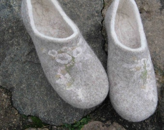 Felted slippers "Beige flowers"