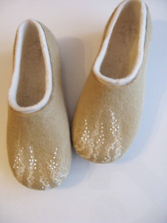 Items similar to Beige felted soft slippers on Etsy