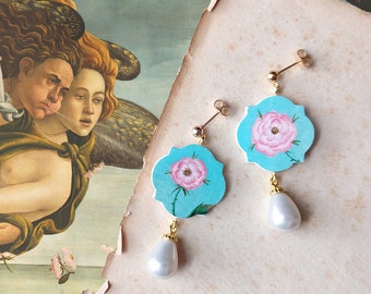 Botticelli Venus painting earrings, luxury Renaissance dangle pearl earrings, lightweight Florentine Renaissance painting dangle earrings