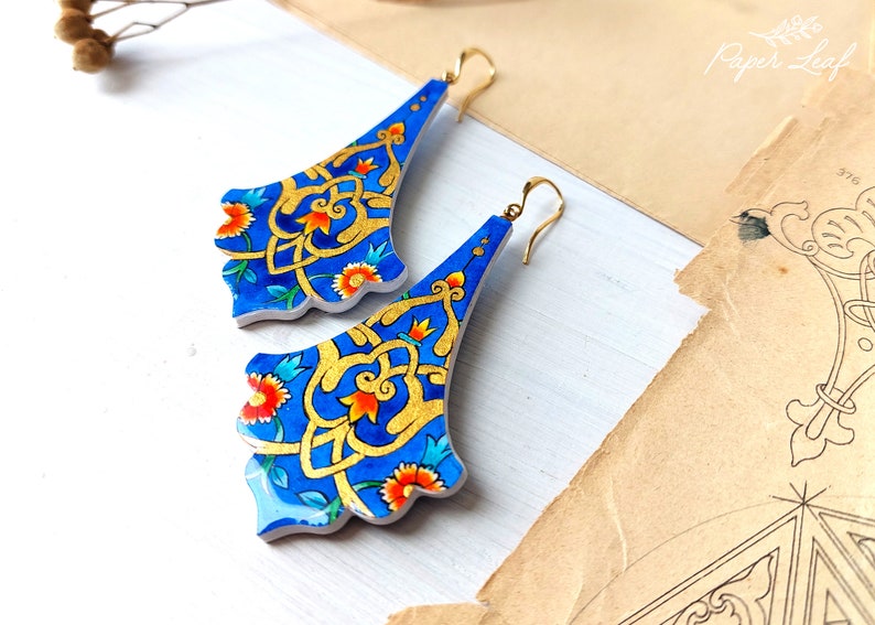 Statement luxury Arabesque dangle earrings, painted illuminated tezhip paper earrings, intricate gilding miniature painting floral dangle afbeelding 4