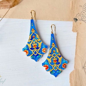 Statement luxury Arabesque dangle earrings, painted illuminated tezhip paper earrings, intricate gilding miniature painting floral dangle afbeelding 2