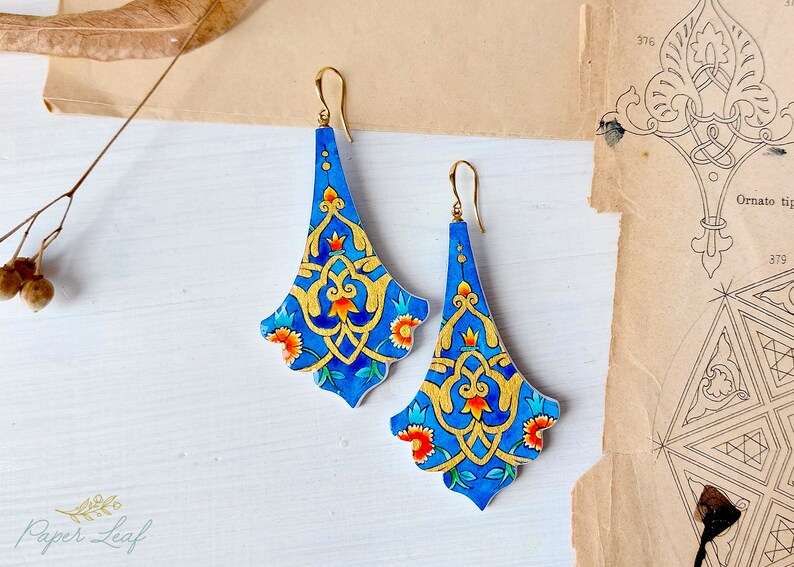 Statement luxury Arabesque dangle earrings, painted illuminated tezhip paper earrings, intricate gilding miniature painting floral dangle afbeelding 2