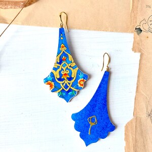 Statement luxury Arabesque dangle earrings, painted illuminated tezhip paper earrings, intricate gilding miniature painting floral dangle afbeelding 3