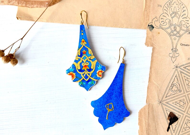 Statement luxury Arabesque dangle earrings, painted illuminated tezhip paper earrings, intricate gilding miniature painting floral dangle afbeelding 3