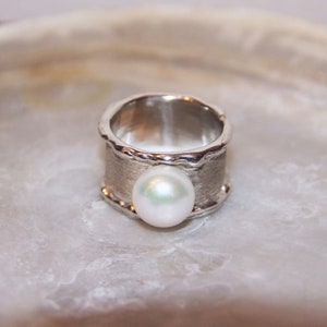 Wide ring in 925/silver with white pearl