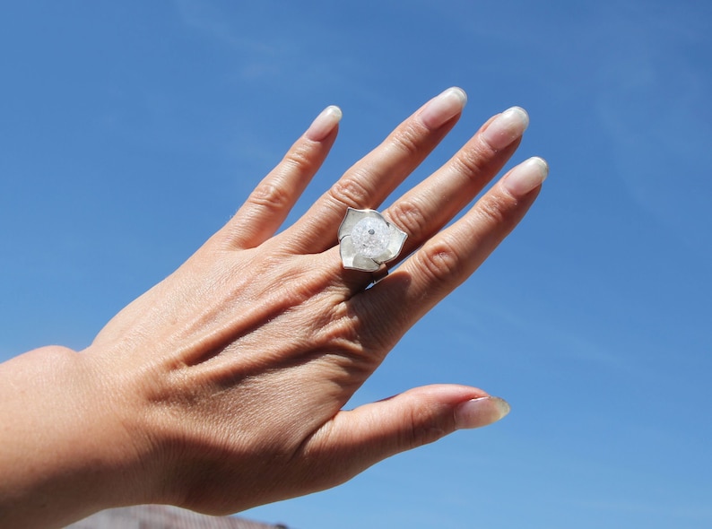 Flower ring in 925silver with rock crystal ball