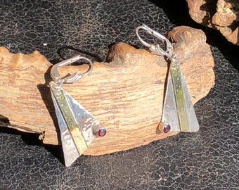 Boucles d'oreilles en argent 925 et or 585 - boucles d'oreilles pendantes triangulaires ornées de grenats lumineux