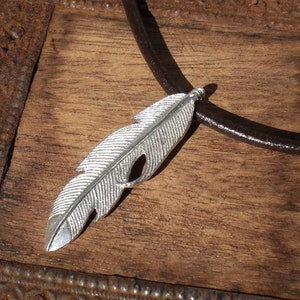 Collier in leather with feather pendant of silver 925