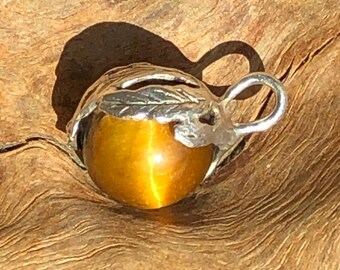 Pendentif œil de tigre avec feuille de cannabis en argent sterling 925 - Sphère œil de tigre, sans THC, sertie dans de l'argent